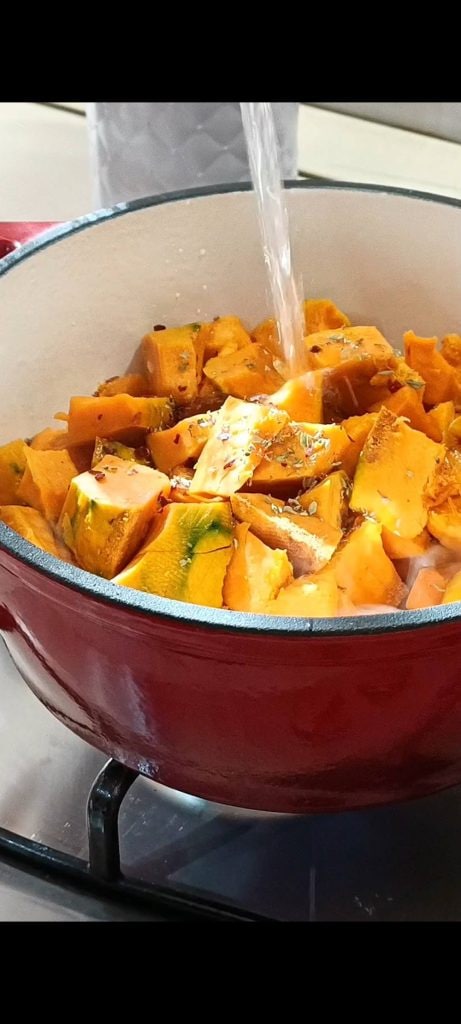 Kruid met rozemarijn en chilipeper en dek af met heet water