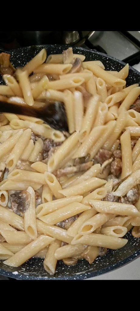 Giet de penne af in de pan met de saus