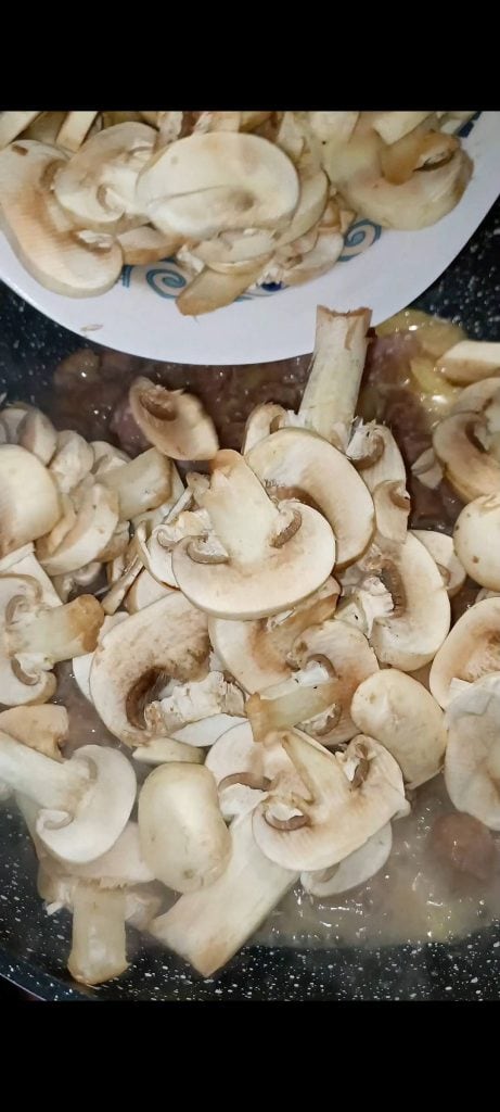 Voeg de champignons toe