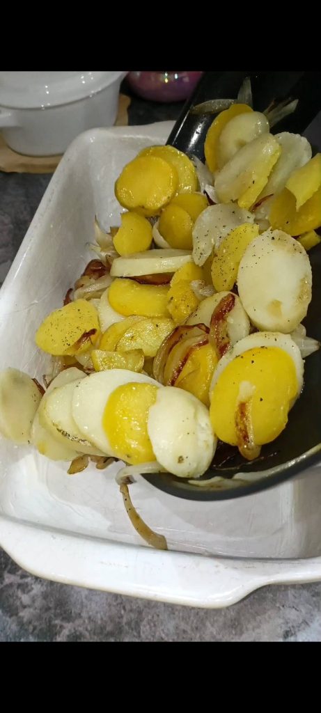 Giet de aardappelen en uien in de beboterde ovenschaal
