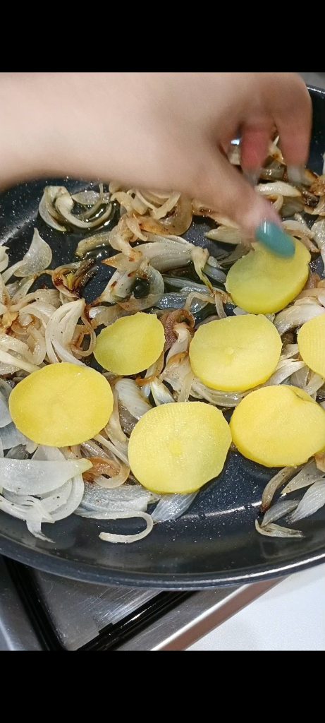 Bak ze in een koekenpan en voeg de aardappelschijfjes toe