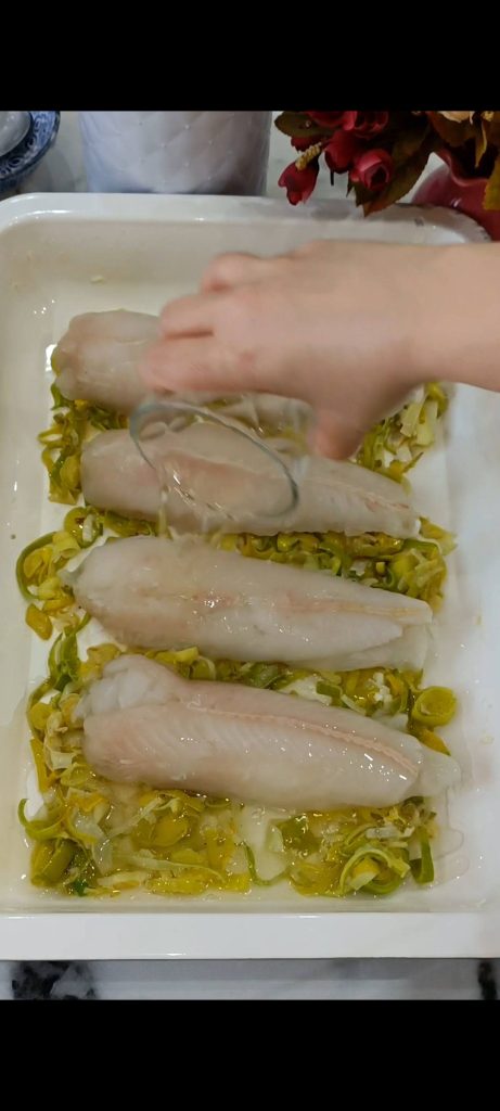 We voegen witte wijn en bouillon toe