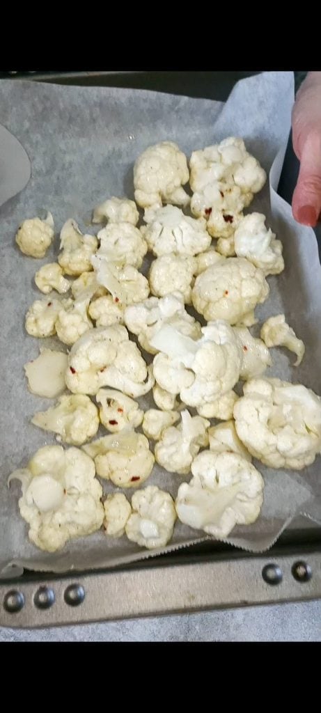 Doe de bloemkool in een met bakpapier beklede bakplaat