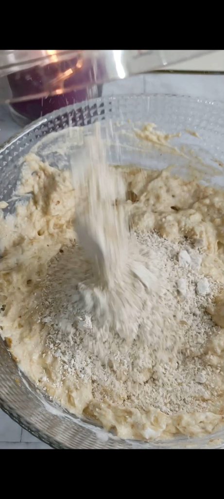 Voeg meel en bakpoeder toe