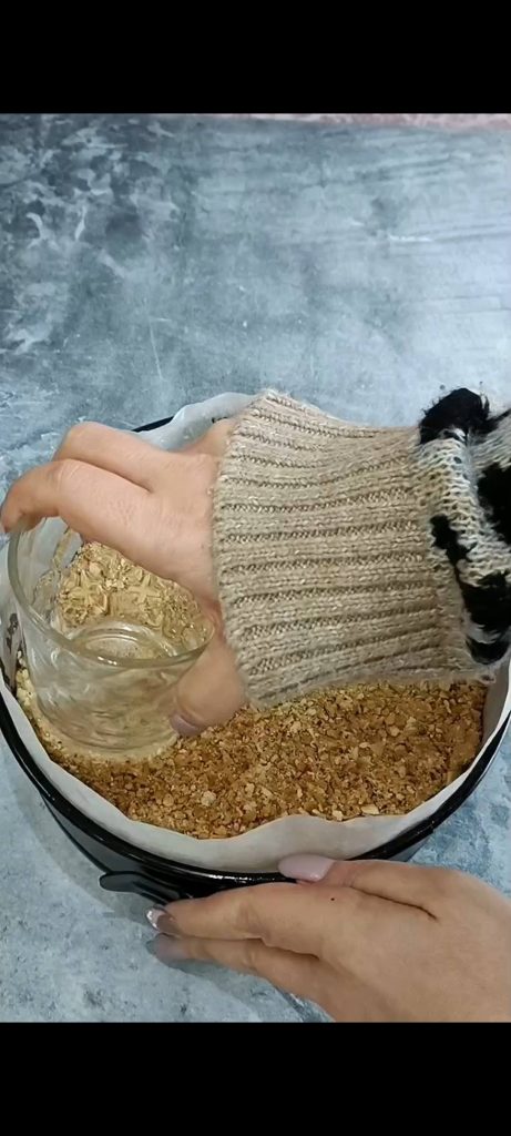 Bodem van koekjes, boter en hazelnoten