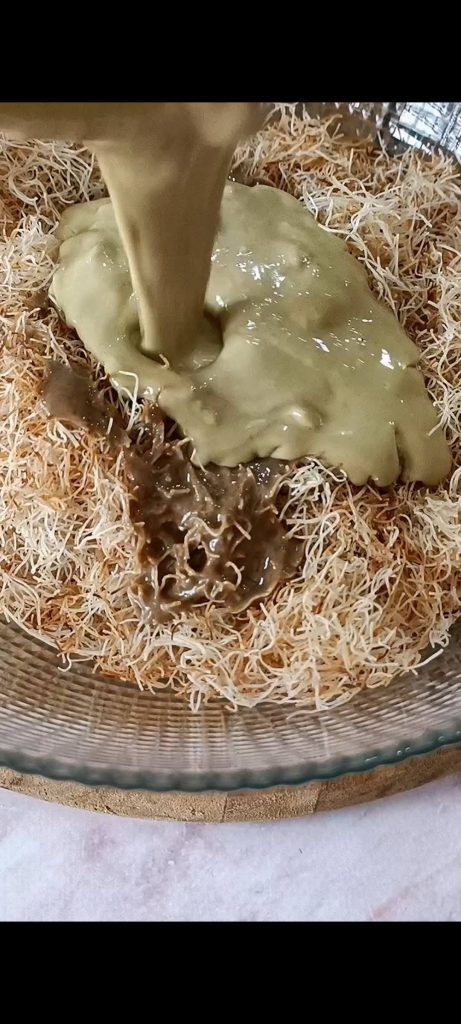 We voegen tahini en pistachepasta toe