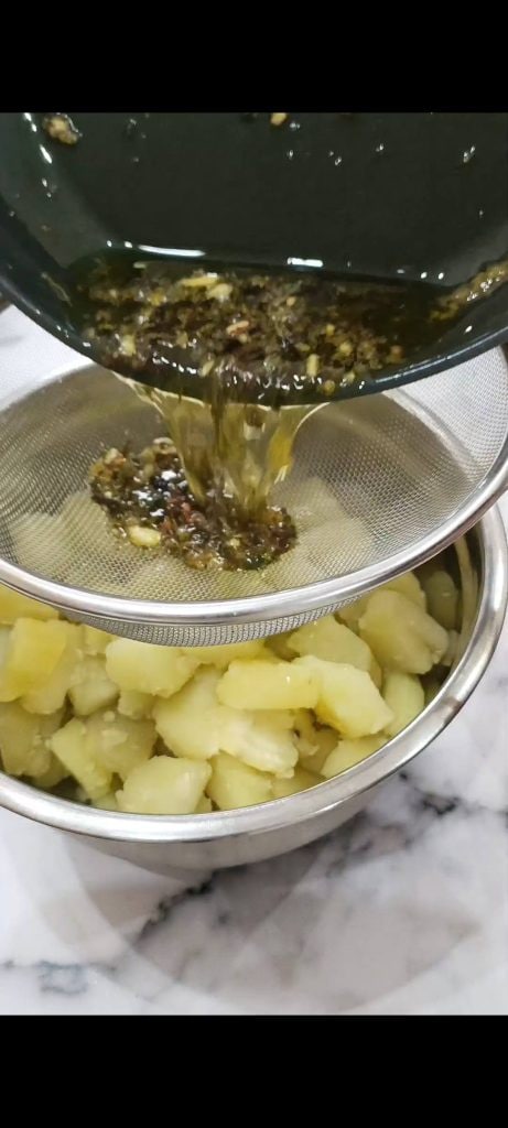 We kruiden de aardappelen en steken ze in de oven
