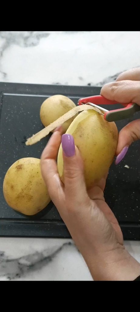 We schillen de aardappelen en snijden ze in partjes