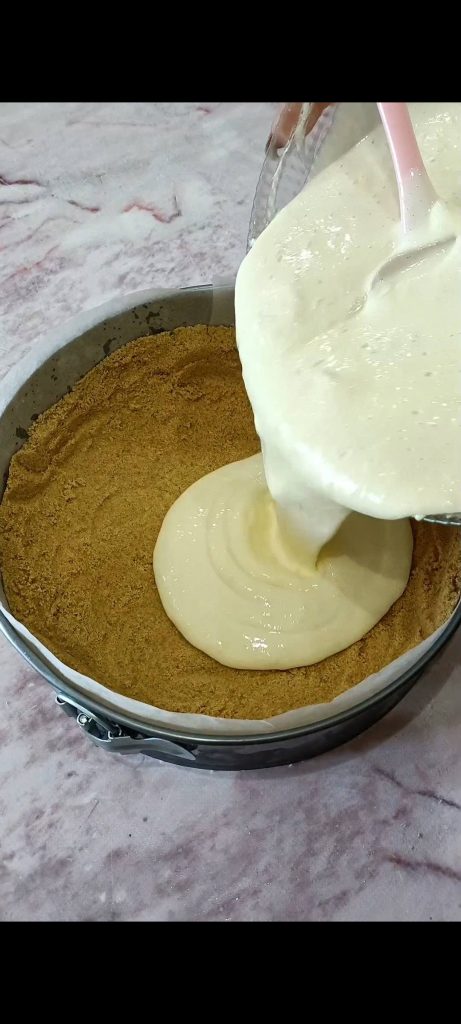 Giet de crème op de koekjesbasis