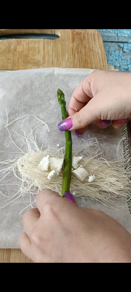 We leggen de asperges op het kataifi-deeg
