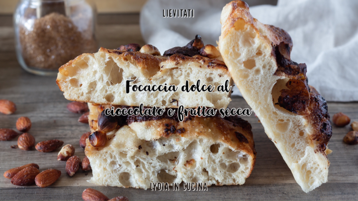Zoete focaccia met chocolade en noten