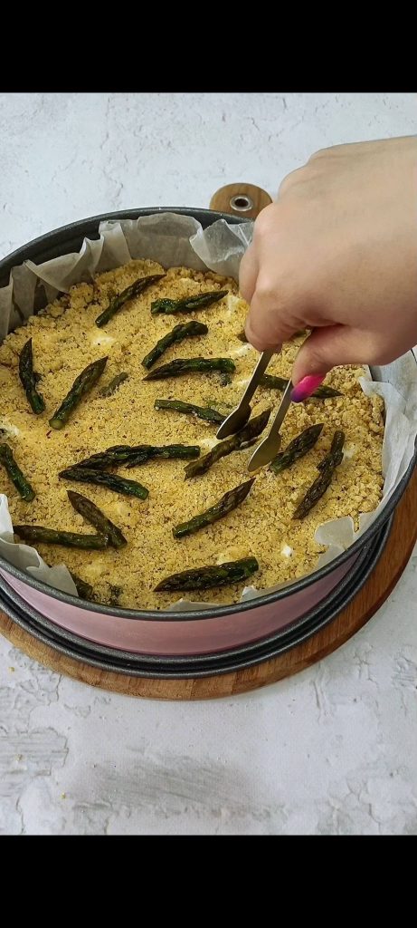 We bedekken met de resterende deeg en de aspergetoppen