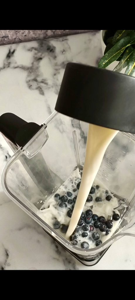 Bosbessen, melk, agavesiroop