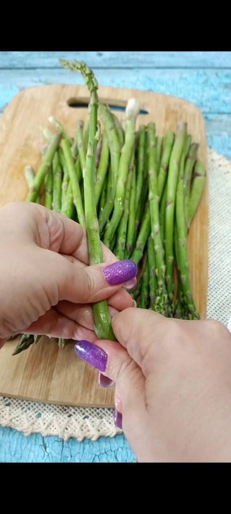 Maak de asperges schoon en blancheer ze