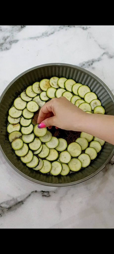 Courgetteplakjes in een spiraal gerangschikt