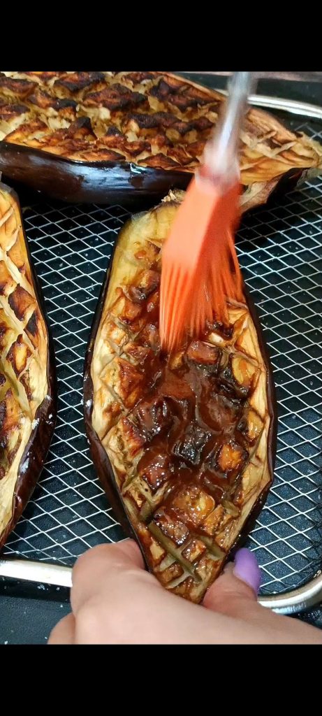 We bestrijken de aubergines met miso