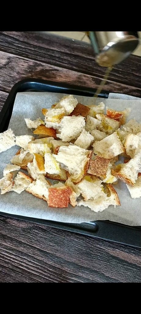 We bakken de broodblokjes in de airfryer