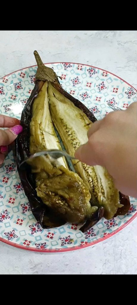 We halen het vruchtvlees van de aubergines