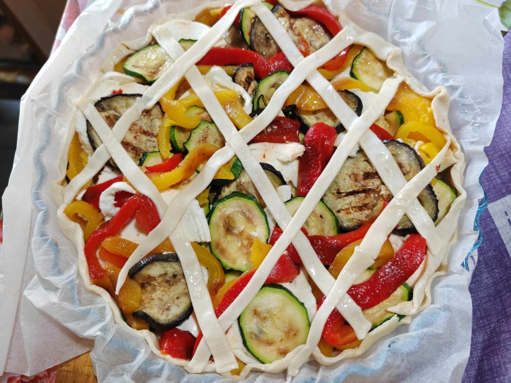 Hartige taart met gegrilde groenten