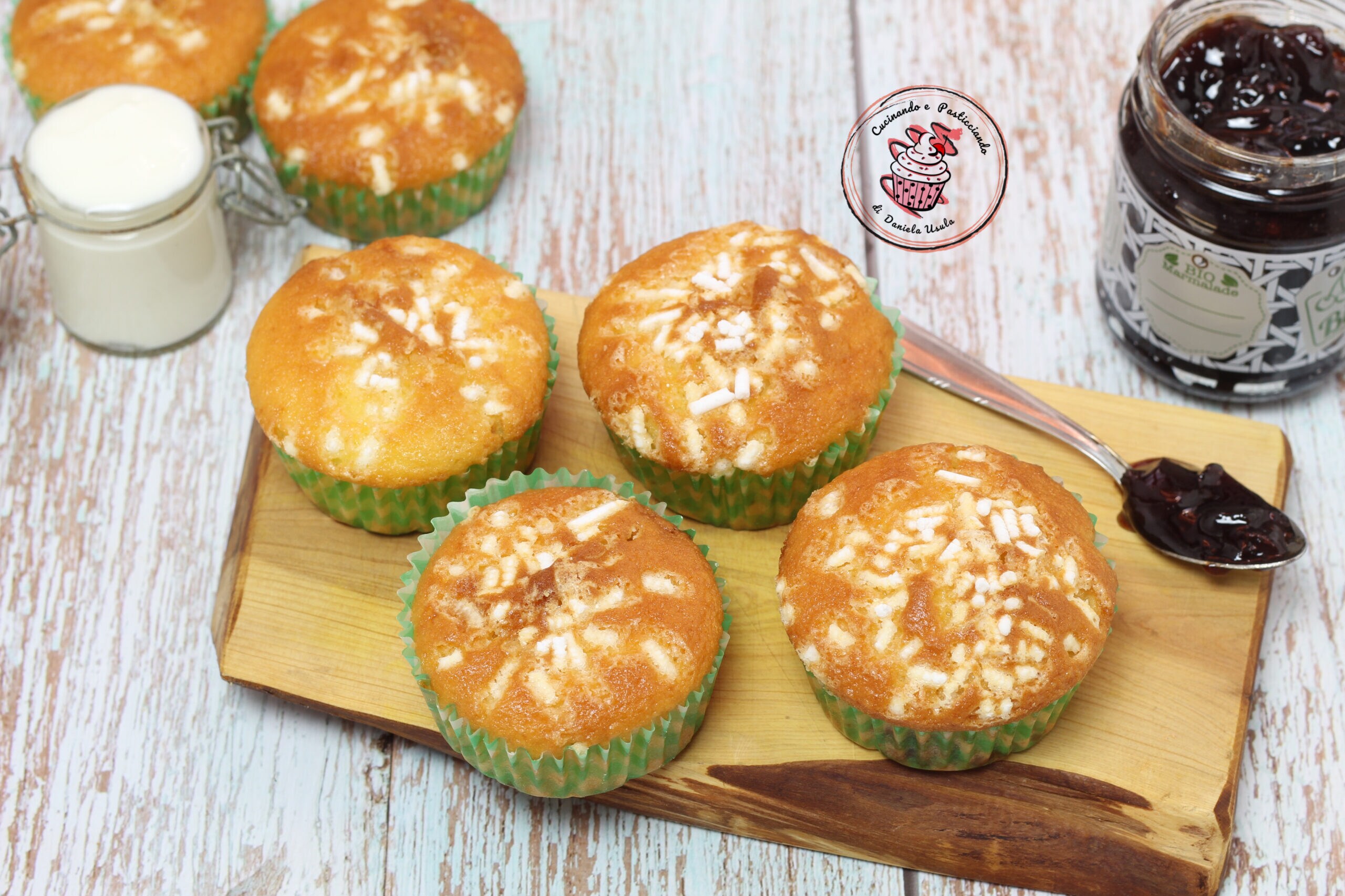 Zachte yoghurtmuffins met een hart van kersenjam