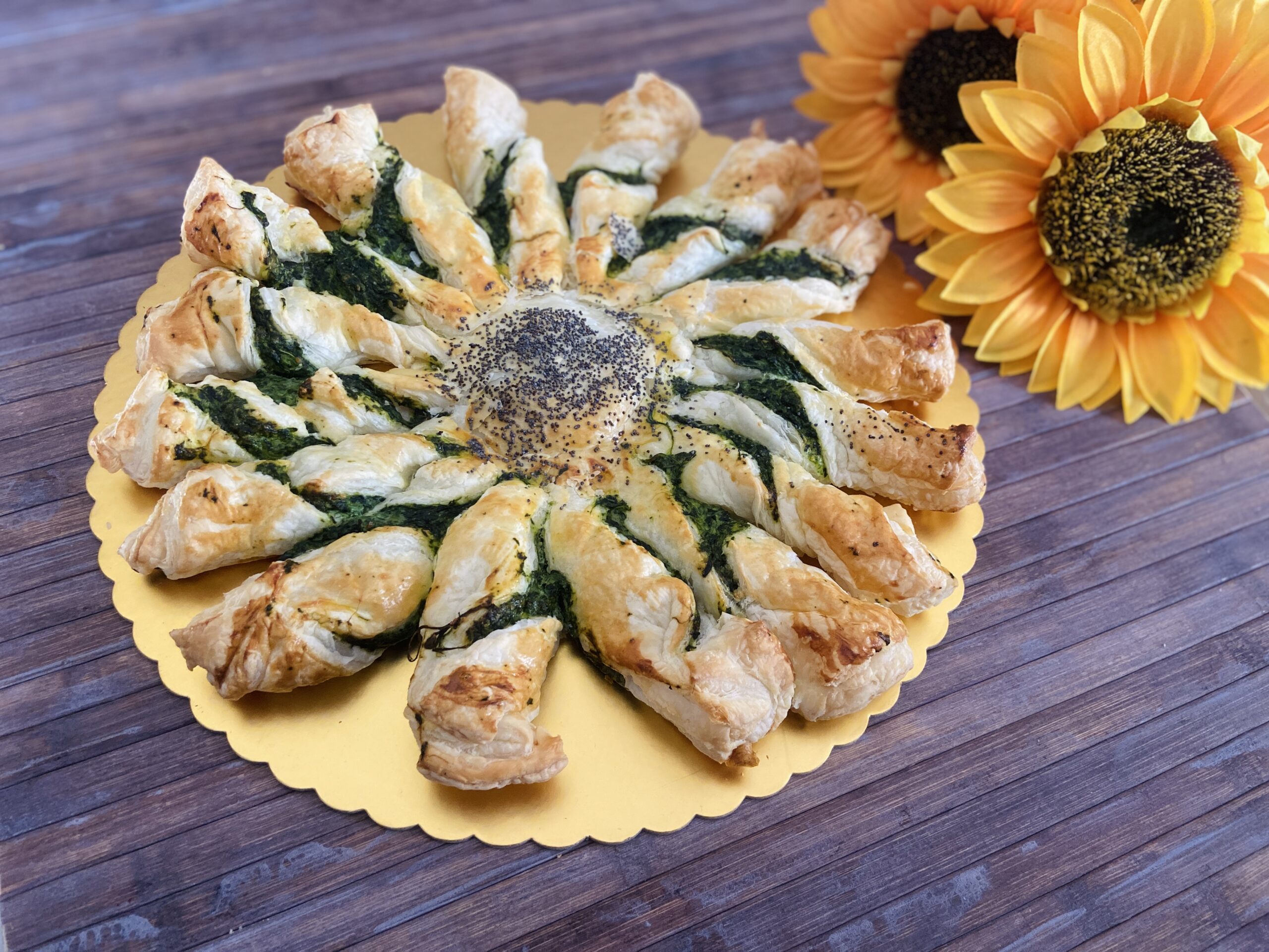 Zonnebloem van bladerdeeg met ricotta en spinazie