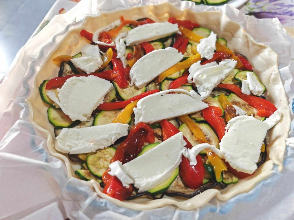 Hartige taart met gegrilde groenten