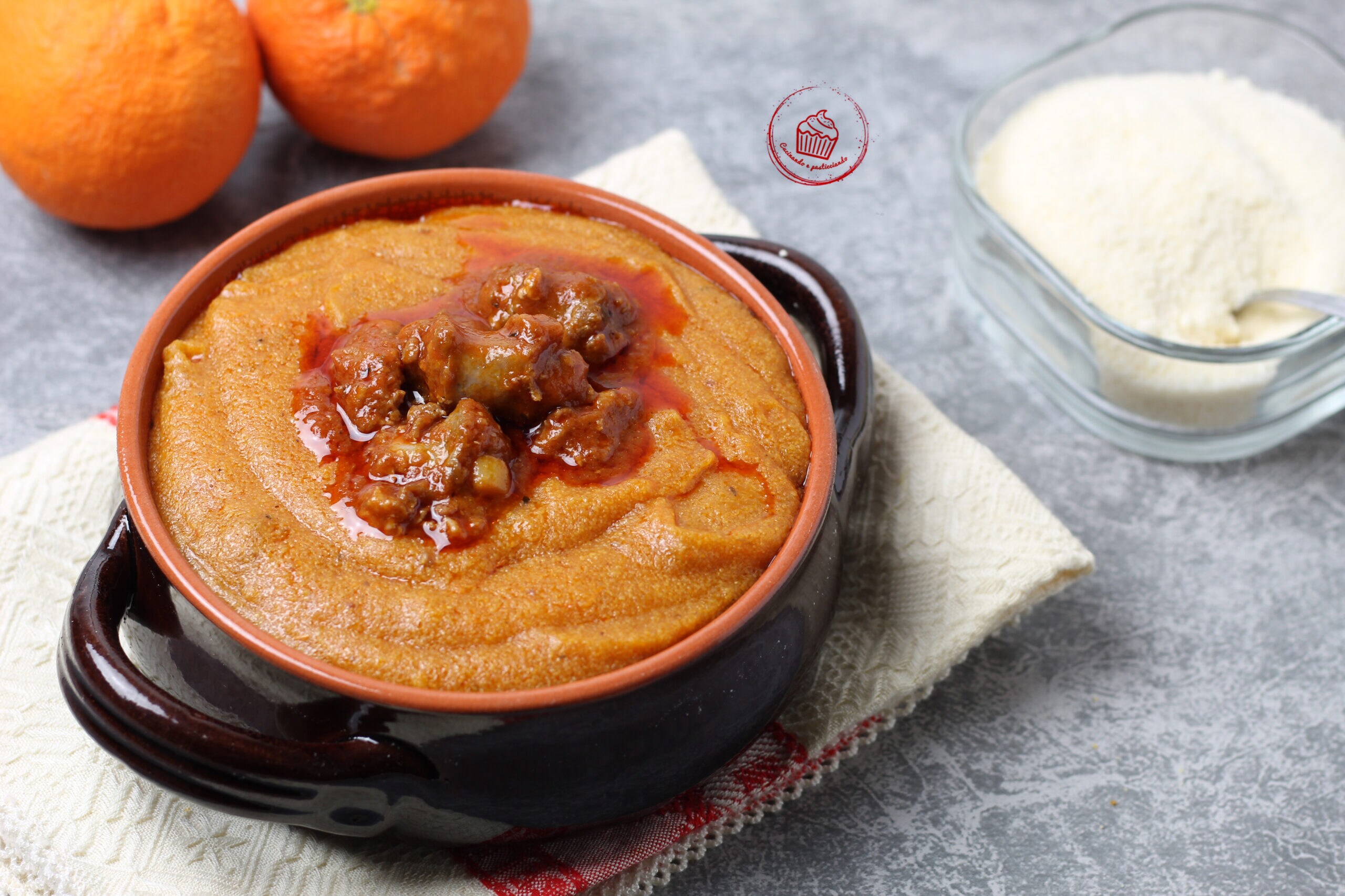 Polenta met worst en sinaasappel