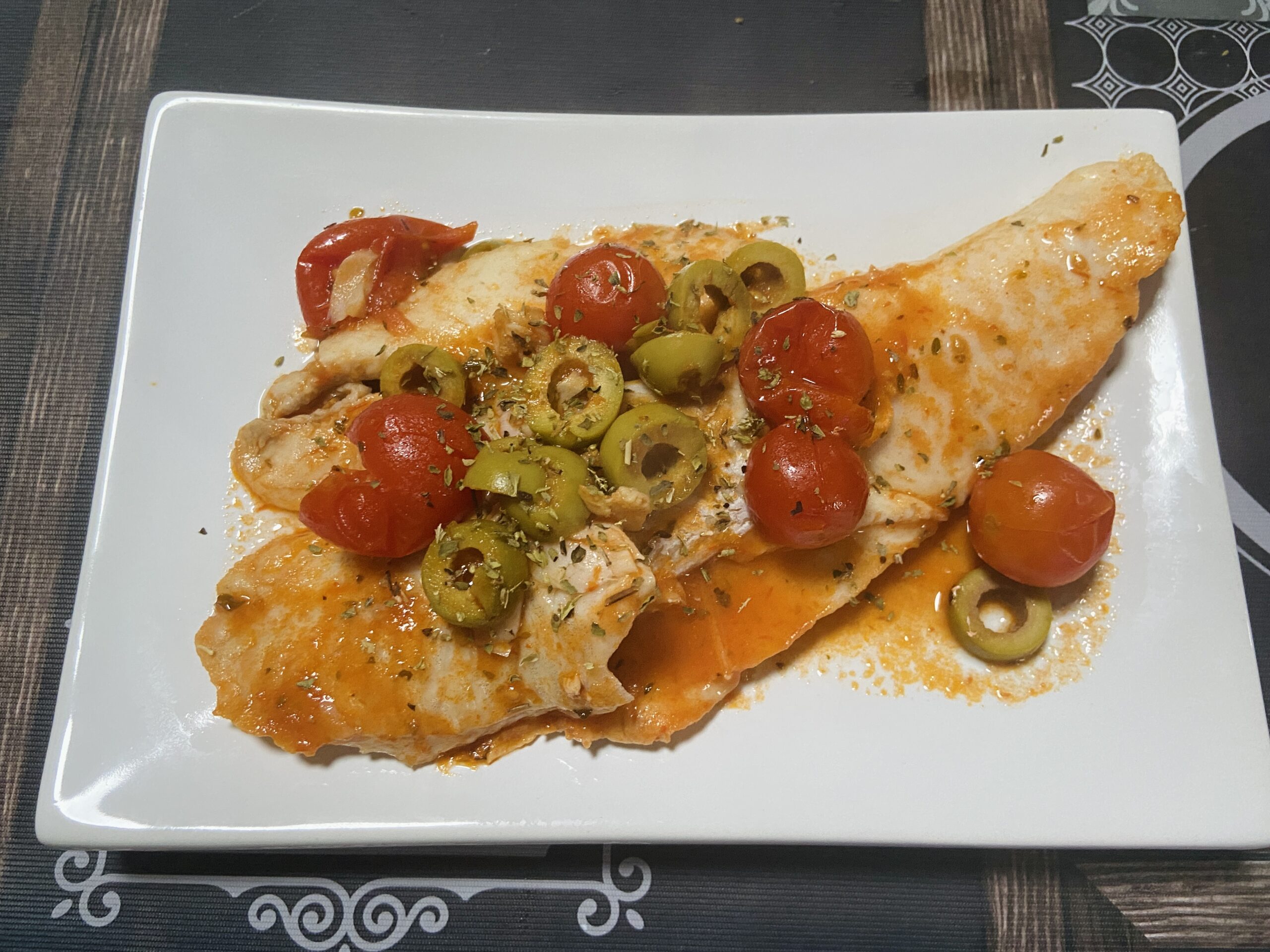 Kabeljauwfilets met olijven en kerstomaten