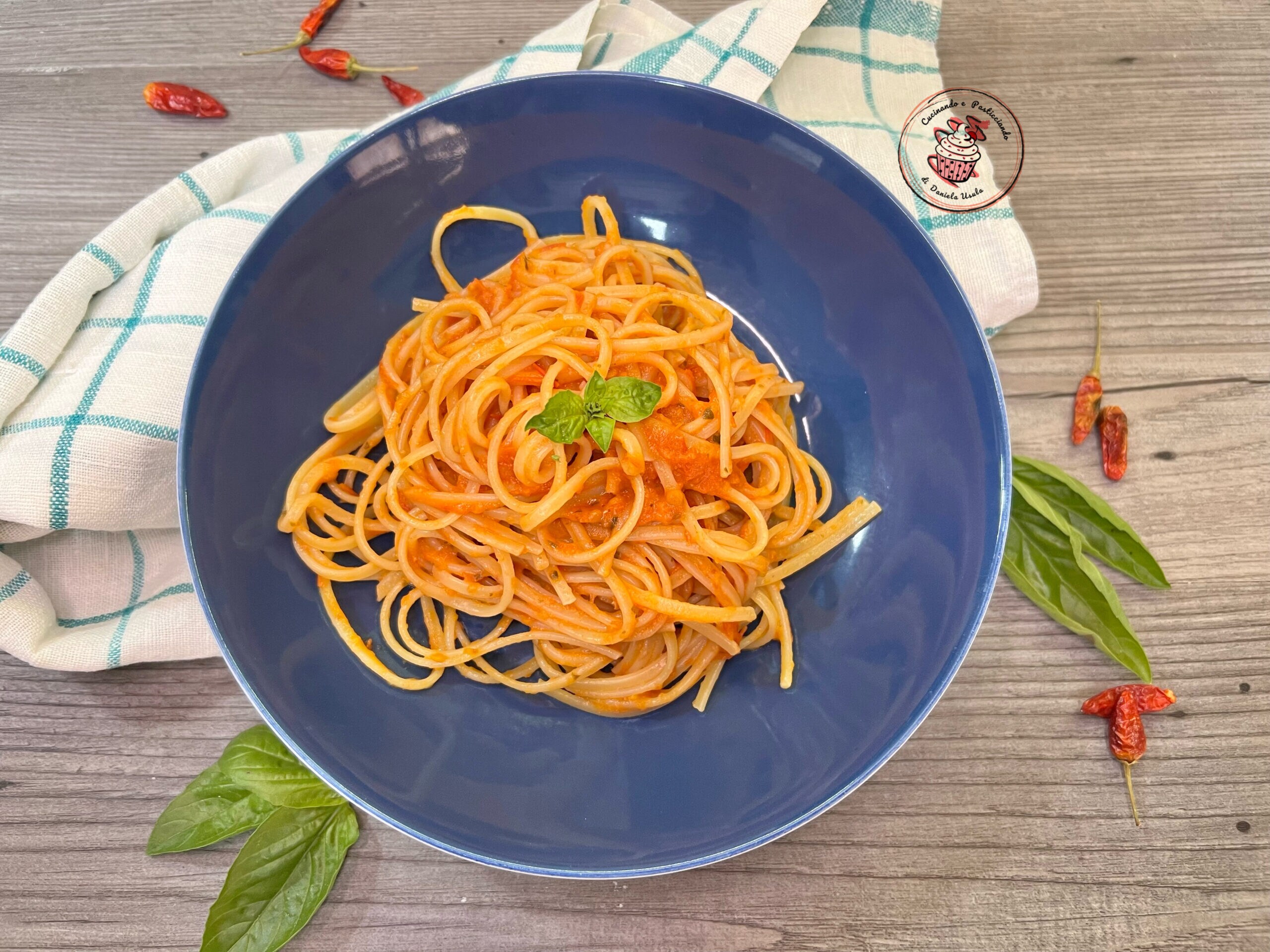 Linguine met tomatensaus en basilicum