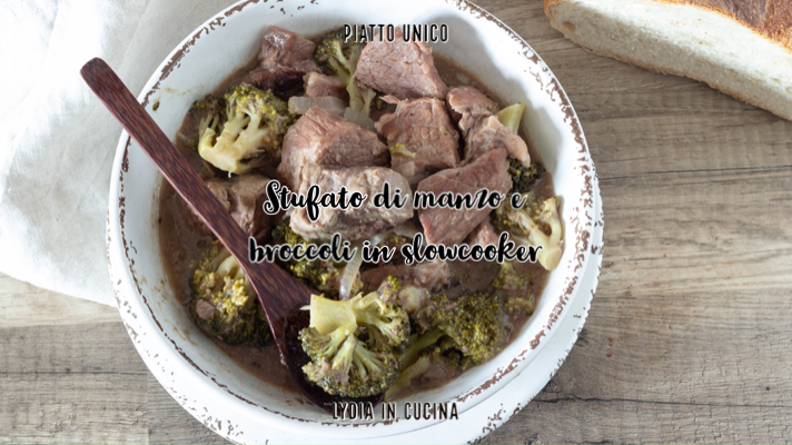 Stoofpot van rundvlees en broccoli in slowcooker (langzame kookpan)