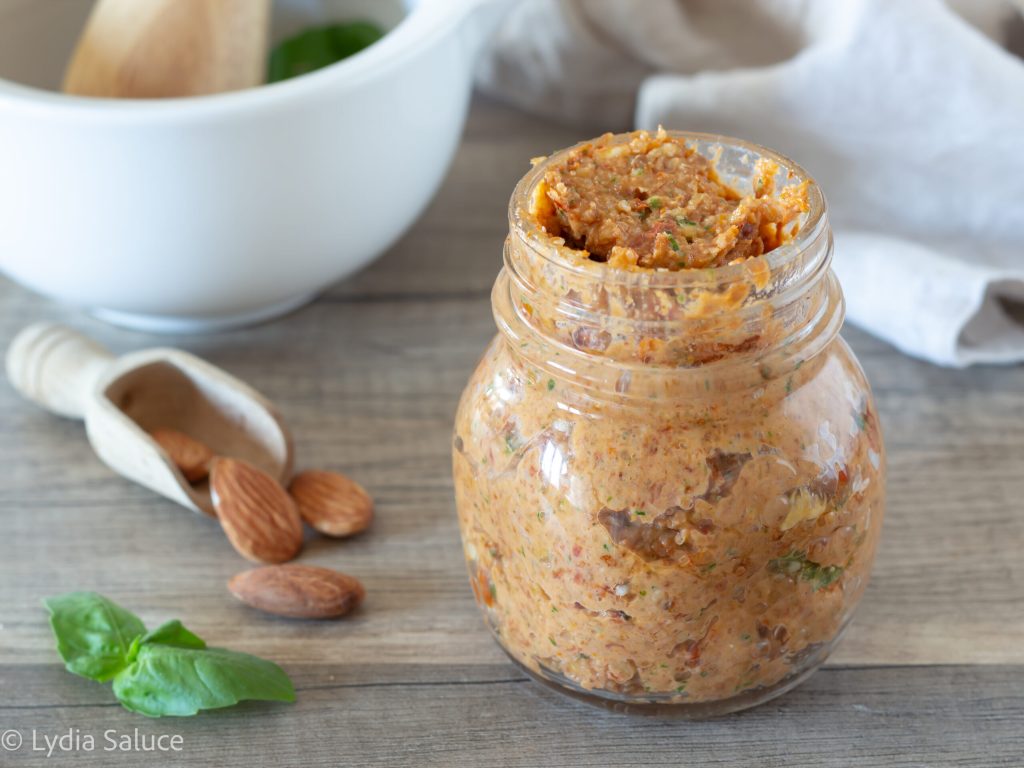 pesto van zongedroogde tomaten amandelen en basilicum