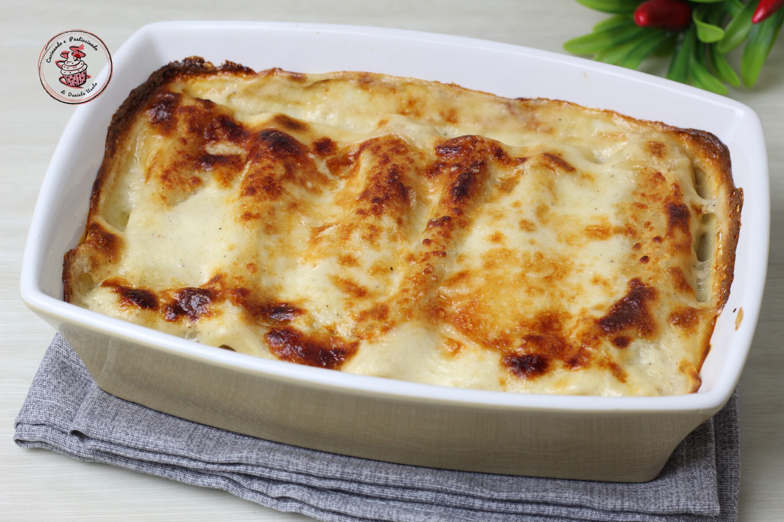 Cannelloni van zelfgemaakte verse pasta gevuld met vlees