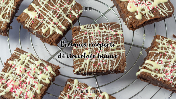 Brownies bedekt met witte chocolade
