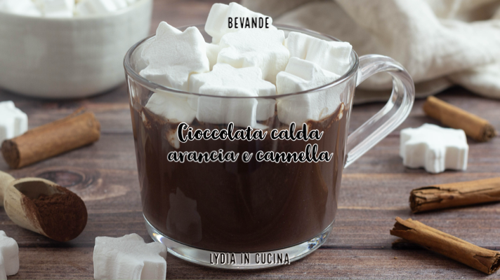 Warme chocolademelk met sinaasappel en kaneel