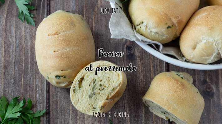 Peterseliebroodjes met droge gist