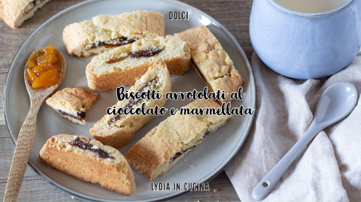 Opgerolde koekjes met chocolade en jam