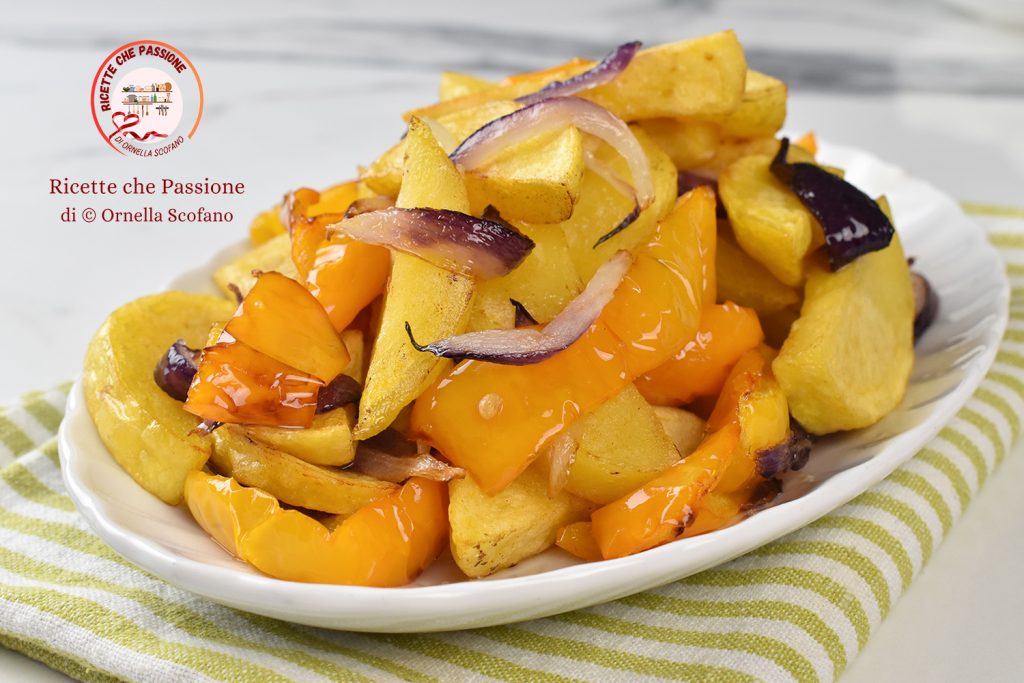 recept aardappelen met paprika en uien in de pan