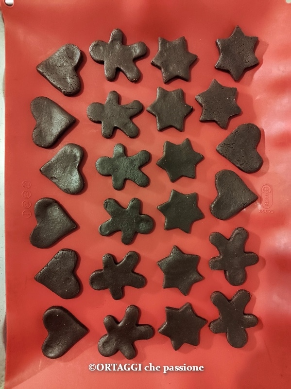 bak de koekjes met kastanjemeel en cacao