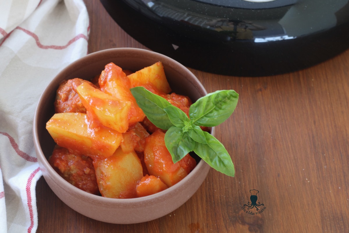 Gehaktballen en aardappelen in stoofpot in de multicooker