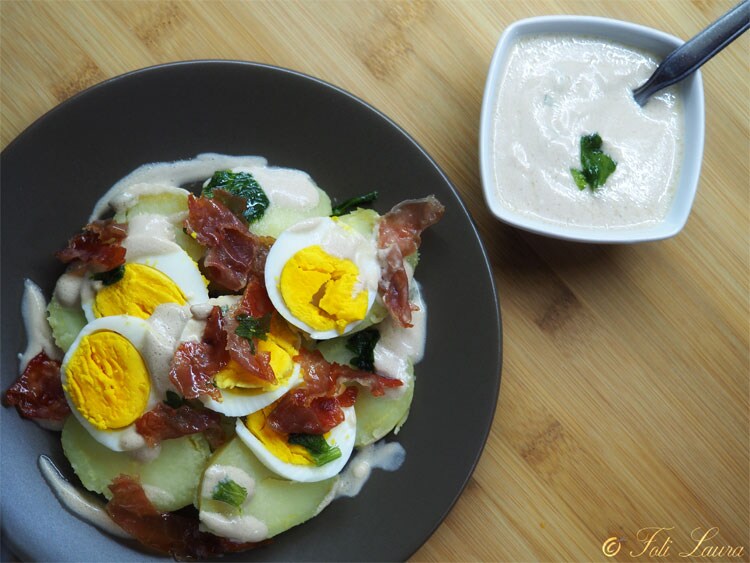 Aardappelsalade met hardgekookte eieren en romige yoghurtsaus
