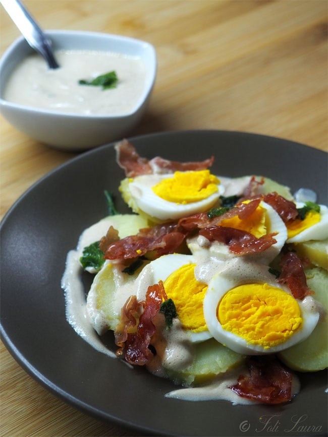 Aardappelsalade met hardgekookte eieren en yoghurt
