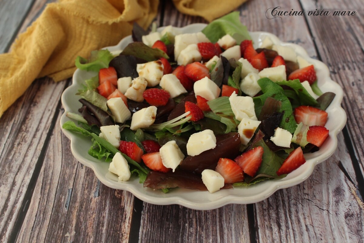 Aardbei, ui en brie salade