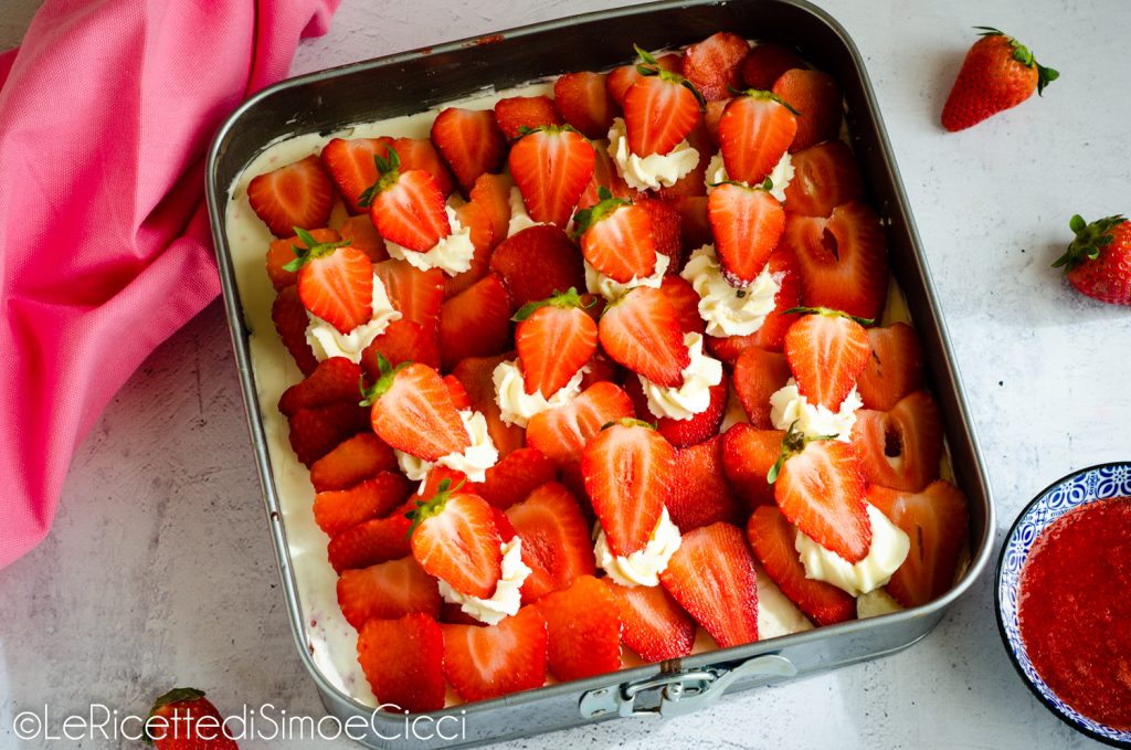 Aardbeien poke cake
