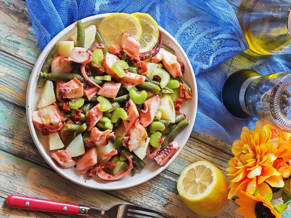 Koude salade met octopus en sperziebonen