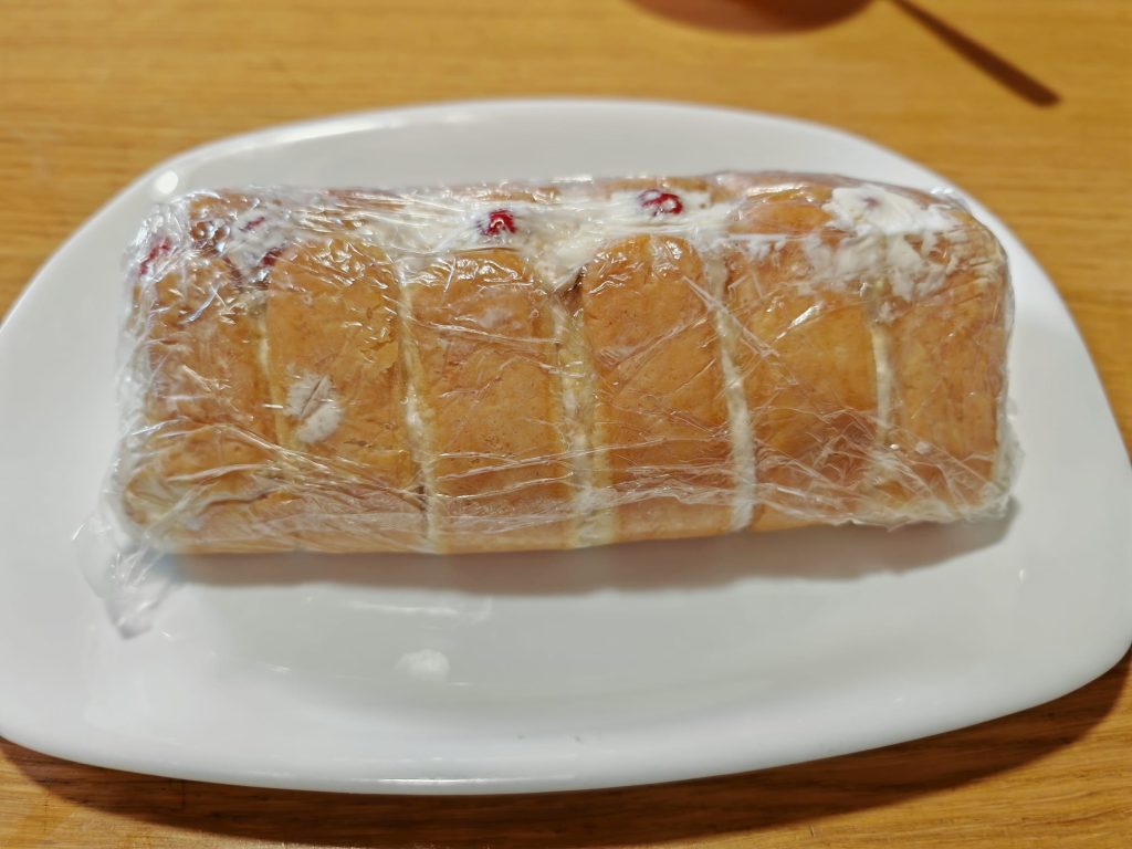 Rol met lange vingers en aardbeien