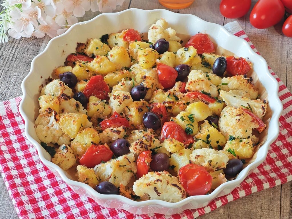 Gegratineerde bloemkool en aardappelen op mediterrane wijze