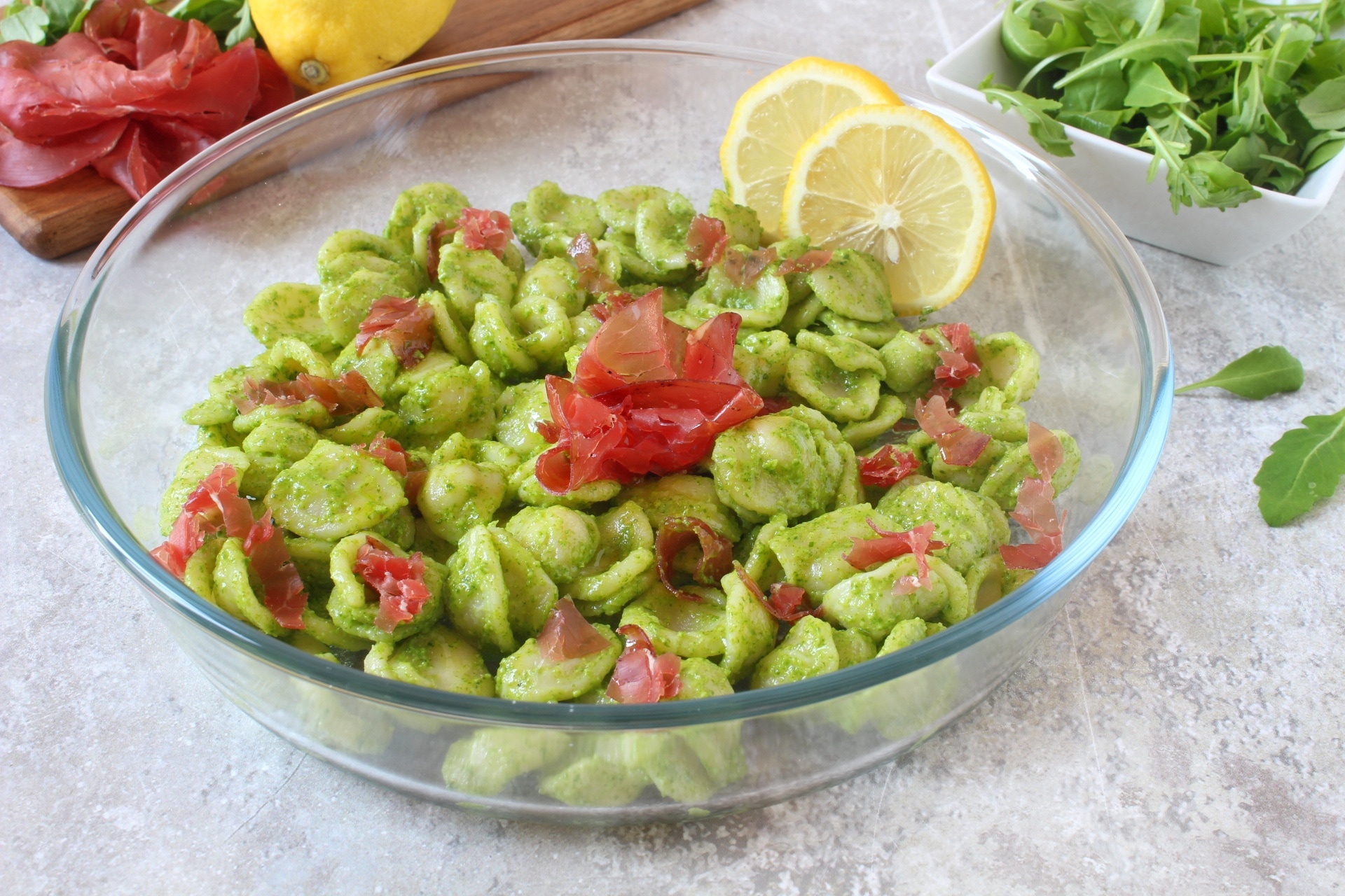 Koude pasta met rucolapesto en bresaola