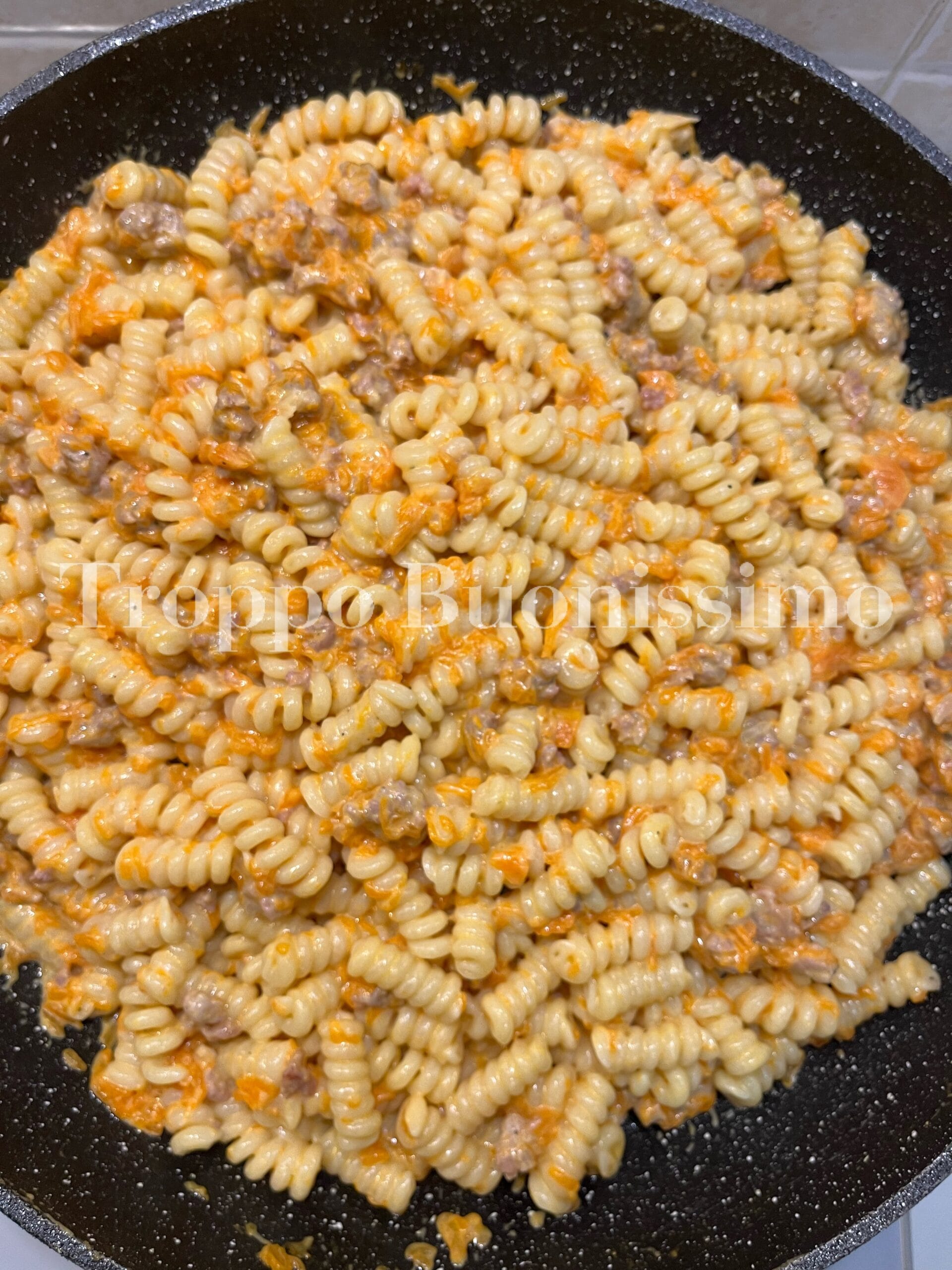 Romige holle fusilli met pompoen en worstjes