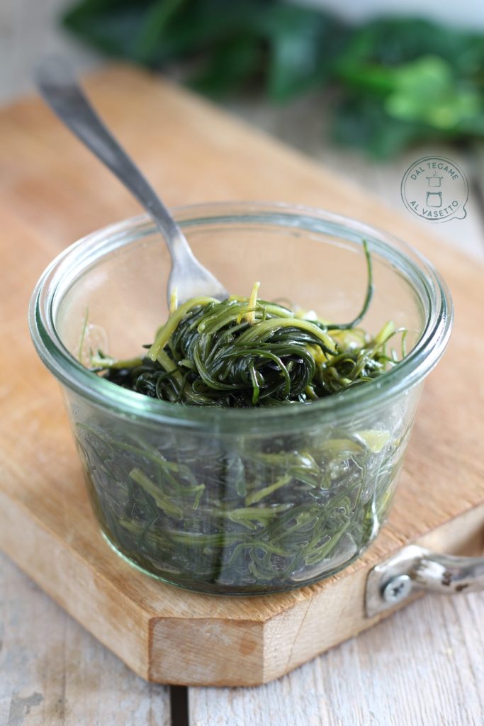 agretti gekookt in een pot in de magnetron