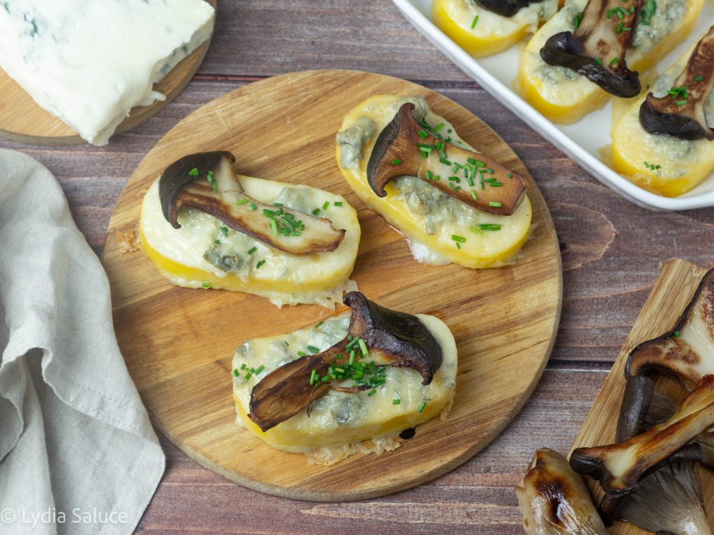 Voorgerecht van polenta, paddenstoelen en gorgonzola